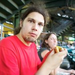 Valeriano comer su deliciosa hot-dog